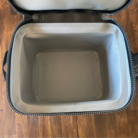 Yeti - Picture 6 of 8